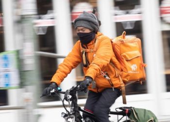 Ο Αφγανός υπουργός που έγινε διανομέας με ποδήλατο στη Γερμανία!