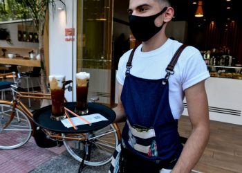 Θετικό ισοζύγιο απασχόλησης και τον Ιούλιο – Οι κλάδοι με τις περισσότερες προσλήψεις