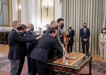 Ορκίστηκαν τα μέλη της νέας κυβέρνησης – Άπαντες με θρησκευτικό όρκο