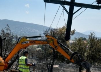 Φωτιές: Χωρίς ηλεκτροδότηση 17.000 νοικοκυριά σε Αττική και Βόρεια Εύβοια