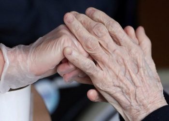 Υποχρεωτικός Εμβολιασμός: Αντικαθίσταται το προσωπικό που αρνήθηκε να εμβολιαστεί σε δομές φροντίδας