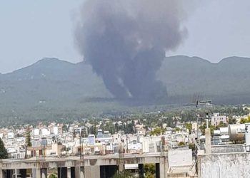 Φωτιά στη Βαρυμπόμπη – Προβλήματα στην ηλεκτροδότηση της Αττικής (VIDEO)