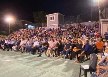 Ο Τσελέντης στο Αρκαλοχώρι για τους σεισμούς – Εκδήλωση με πολύ κόσμο