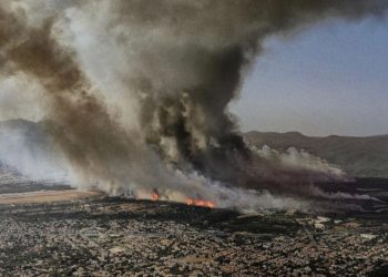 Φωτιά στη Βαρυμπόμπη: Καίγονται σπίτια – Τραγική η κατάσταση – Κινδύνευσαν ανθρώπινες ζωές (VIDEOS)