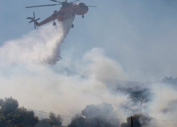 Μάχη με όλα τα μέσα στη μεγάλη πυρκαγιά στα Βίλια!