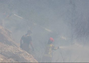 Αγωνία με τη φωτιά στα Βίλια: Ολονύκτια μάχη για τον περιορισμό του πύρινου εφιάλτη!