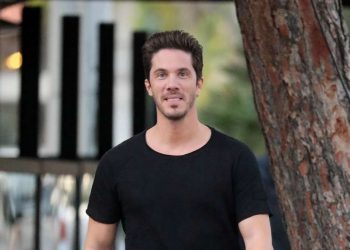 Στο νοσοκομείο με κορωνοϊό ο Νίκος Οικονομόπουλος – Είναι ανεμβολίαστος