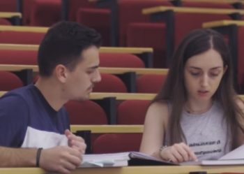 Τo γύρο του διαδικτύου κάνει βίντεο φοιτητών του ΑΠΘ για το εμβόλιο – «Εσύ δεν βαρέθηκες;»