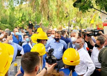 Στο Αρκαλοχώρι ο πρωθυπουργός – Θα ανακοινώσει πλέγμα μέτρων για τους σεισμόπληκτους (VIDEO)