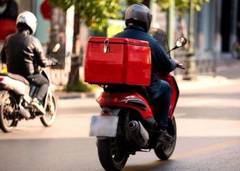Τα νέα δικαιώματα των εργαζομένων στα delivery – Ανακοίνωση του Υπουργείου Εργασίας