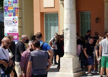 Κραυγή αγωνίας: Διαμαρτυρία έξω από την Περιφέρεια Κρήτης από τους επιχειρηματίες του επισιτισμού