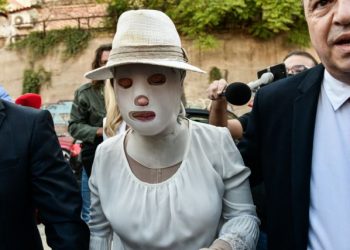 Με ειδική μάσκα στο εφετείο η Ιωάννα για τη δίκη – Πρώτη δημόσια εμφάνιση μετά την επίθεση (φωτογραφίες)