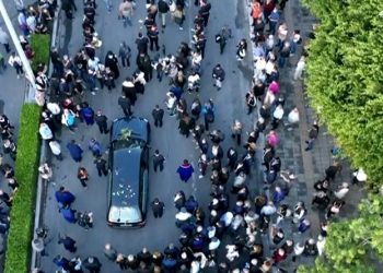 H γη της Κρήτης «αποχαιρετά» τον Μίκη Θεοδωράκη (LIVE)