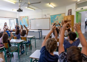 Αγώνας δρόμου για να αποφευχθεί η διασπορά του ιού – Ένα στα τέσσερα κρούσματα εντοπίζεται σε παιδί