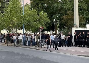 Ο Μητροπολίτης Λάρισας "τρόλαρε" τους αντιεμβολιαστές κερνώντας τους σοκολατάκια