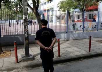 Γονείς – αρνητές μήνυσαν εκπαιδευτικούς επειδή δεν επέτρεψαν σε μαθητές να πάνε σχολείο χωρίς μάσκα