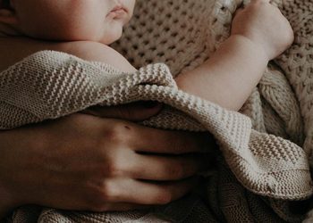 Κατατέθηκε τροπολογία για το πρόγραμμα «Νταντάδες της Γειτονιάς» – Τι προβλέπεται