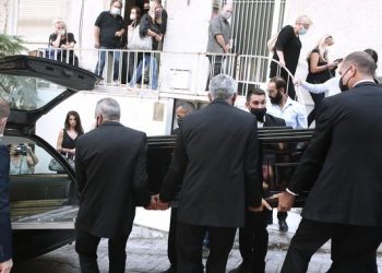 Συγκίνηση και χειροκροτήματα έξω από το σπίτι του Μίκη Θεοδωράκη (VIDEO)