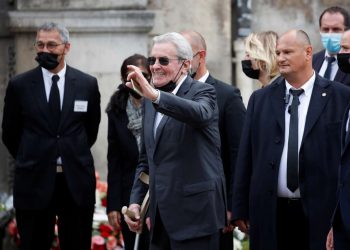 Ο Αλέν Ντελόν ήταν στο τελευταίο αντίο του Ζαν Πολ Μπελμοντό