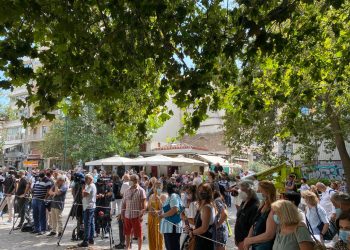 Πλήθος κόσμου έξω από τη Μητρόπολη για το λαϊκό προσκύνημα στον Μίκη Θεοδωράκη