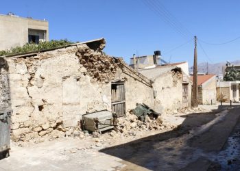 Μήνυμα του 112 στους κατοίκους Ηρακλείου: Μην μπαίνετε σε κτήρια που έχουν υποστεί οποιαδήποτε ζημιά από το σεισμό