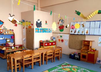 Σύμφωνα με το ethnos.gr, οι γονείς πρέπει να καταθέσουν τις αιτήσεις εγγραφής των παιδιών σε νηπιαγωγεία και Δημοτικά από 1 έως 20 Μαρτίου 2023.