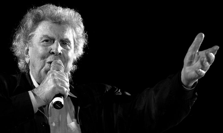 ÊÕÐÑÏÓ - ÓÕÍÁÕËÉÁ ÐÑÏÓ ÔÉÌÇ ÔÏÕ ÌÉÊÇ ÈÅÏÄÙÑÁÊÇ ÓÔÇÍ ÔÁÖÑÏ "ÍÔ'ÁÂÉËÁ" ÓÔÇÍ ËÅÕÊÙÓÉÁ. ÓÔÇ ÖÙÔÏ Ï ÓÕÍÈÅÔÇÓ ÌÉÊÇÓ ÈÅÏÄÙÑÁÊÇÓ.
Greece's most prominent composer Mikis Theodorakis performs for his fans after the end of a massive concert for him at Davilla moat in Nicosia, Cyprus, late Tuesday, Oct. 11, 2005. Theodorakis was honored for his contribution to culture. (AP Photo/Philippos Christou)