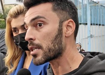 Aπτόητοι οι αρνητές: Πατέρας πήγε στο σχολείο και υπέβαλε μήνυση 2,7 εκατ. ευρώ στη διευθύντρια! (VIDEO)