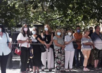 Μίκης Θεοδωράκης – Λαϊκό προσκύνημα: Πλήθος κόσμου στη Μητρόπολη