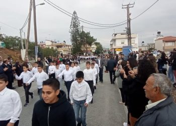 Αρκαλοχώρι: Συγκινησαν οι σεισμόπληκτοι μαθητές που παρέλασαν…(φωτογραφίες)