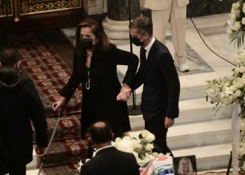 Υποβασταζόμενη η Ντόρα Μπακογιάννη στην κηδεία της Φώφης Γεννηματά (VIDEO)