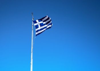 Χίος: Ύψωσαν γιγαντιαία ελληνική σημαία προς τιμή της 28ης Οκτωβρίου (VIDEO)