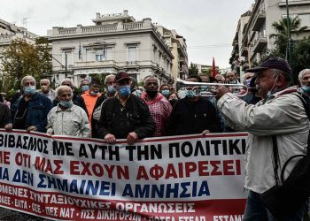 Ασφαλιστικό: Υπό καταρρακτώση βροχή βγήκαν στους δρόμους οι συνταξιούχοι (VIDEO)