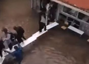 Aπίστευτο: Βγήκαν από πλημμυρισμένες τάξεις με «γέφυρα» από θρανία (VIDEO)