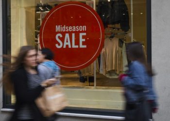 Ενδιάμεσες εκπτώσεις – Πότε ξεκινούν – Ποιες Κυριακές θα είναι ανοιχτά τα καταστήματα