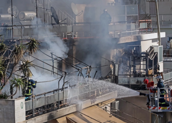 Φωτιά σε πολυκατοικία στον Κολωνό: Η στιγμή που ένοικος πηδά από το μπαλκόνι για να σωθεί (video)