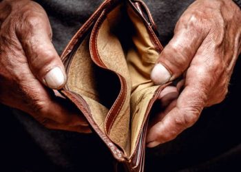 Σχεδόν 3 στους 10 Έλληνες αντιμέτωποι με τη φτώχεια