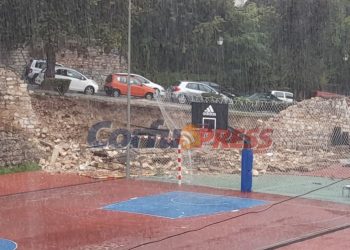 Κέρκυρα: Κατέρρευσε τοίχος σε ανοιχτό γήπεδο λόγω της κακοκαιρίας Μπάλλος