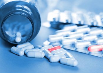 Κορωνοϊός: Aντιικό χάπι «μειώνει 50% τον κίνδυνο νοσηλείας ή θανάτου» – Ειδικοί απαντούν