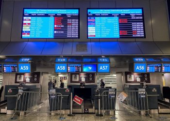 Εξαπλώνεται η παραλλαγή Όμικρον – Αυξάνονται οι χώρες που επιβάλλουν ταξιδιωτικούς περιορισμούς