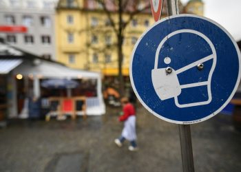 ΠΟΥ-Mετάλλαξη Όμικρον: Σύσταση στους άνω των 60 ετών και στις ευπαθείς ομάδες να αποφεύγουν τα ταξίδια