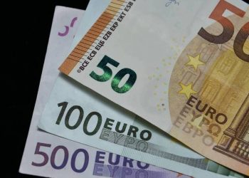 Γονικές παροχές: Η εφορία ελέγχει μεταφορές χρημάτων που δεν έγιναν μέσω τραπεζικού συστήματος