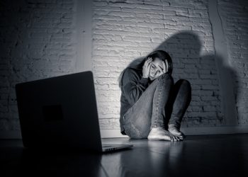 Χαμηλή αυτοεκτίμηση, φόβος και απομόνωση, μερικές από τις επιπτώσεις του διαδικτυακού μίσους σε νέους