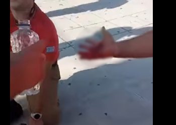 Σοκαριστικές εικόνες από τον τραυματισμό Πυροσβέστη από κροτίδα των ΜΑΤ (VIDEO)