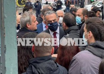 Πολυτεχνείο: Ένταση στην πύλη – Πέταξαν το στεφάνι των Ελλήνων βουλευτών