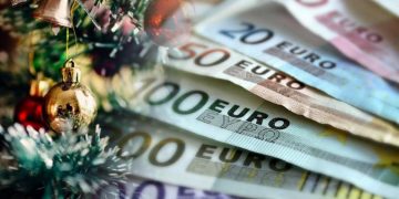 Δώρο Χριστουγέννων 2021: Πώς υπολογίζεται και πότε θα γίνουν οι πληρωμές