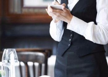 ΠΟΕΕΤ: Κίνδυνος για τα επιδόματα χιλιάδων εργαζομένων σε τουρισμό και εστίαση