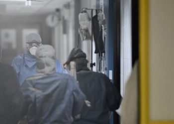 Νέοι περιορισμοί και μέτρα για τους ανεμβολίαστους δια χειρός… Τσιόδρα