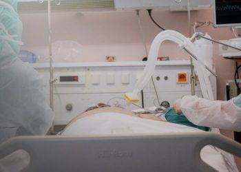 «Στενάζουν» τα νοσοκομεία – Αύξηση 50% στις νέες μολύνσεις την τελευταία εβδομάδα