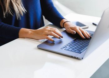 Εποχικό βοήθημα: Λήγουν αύριο οι αιτήσεις – Ποιοι είναι οι δικαιούχοι